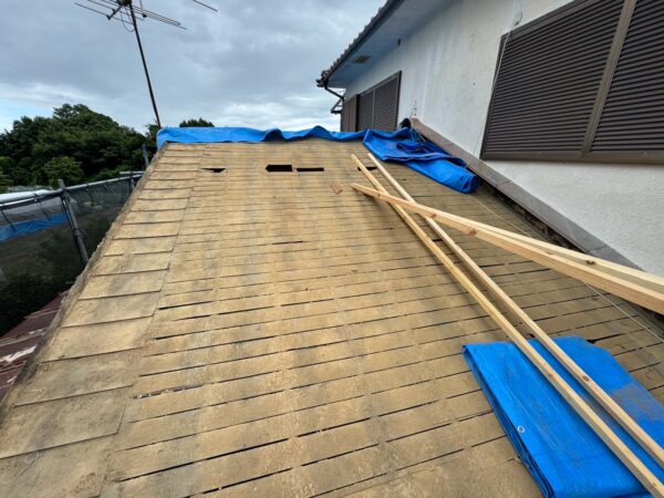 葺き替え施工中